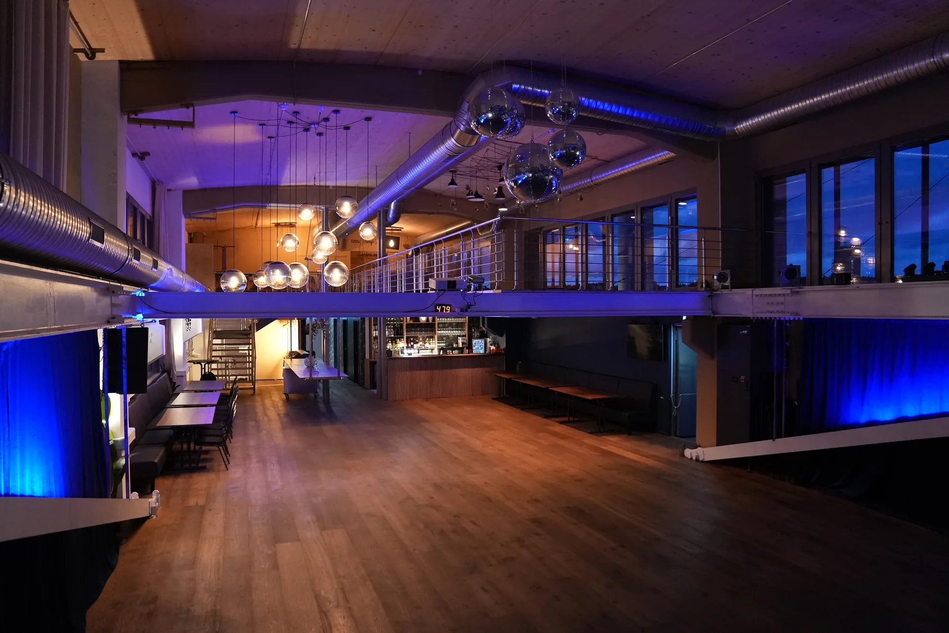 Saal von PEARL Event in Winterthur mit Abendbeleuchtung in Blau und Violett