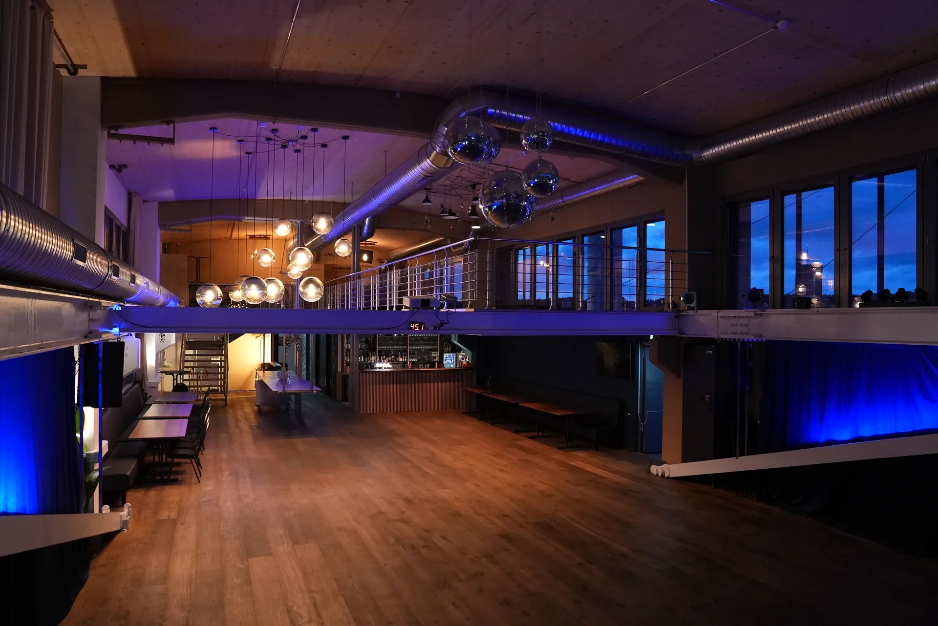 Saal von PEARL Event in Winterthur am Abend mit Partybeleuchtung