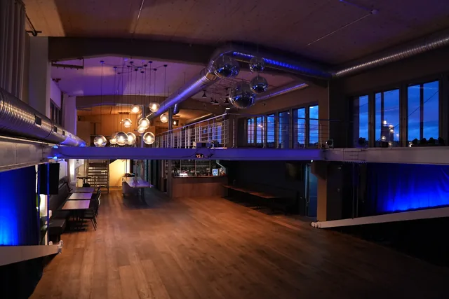 Saal von PEARL Event im Kesselhaus Winterthur am Abend mit Partybeleuchtung