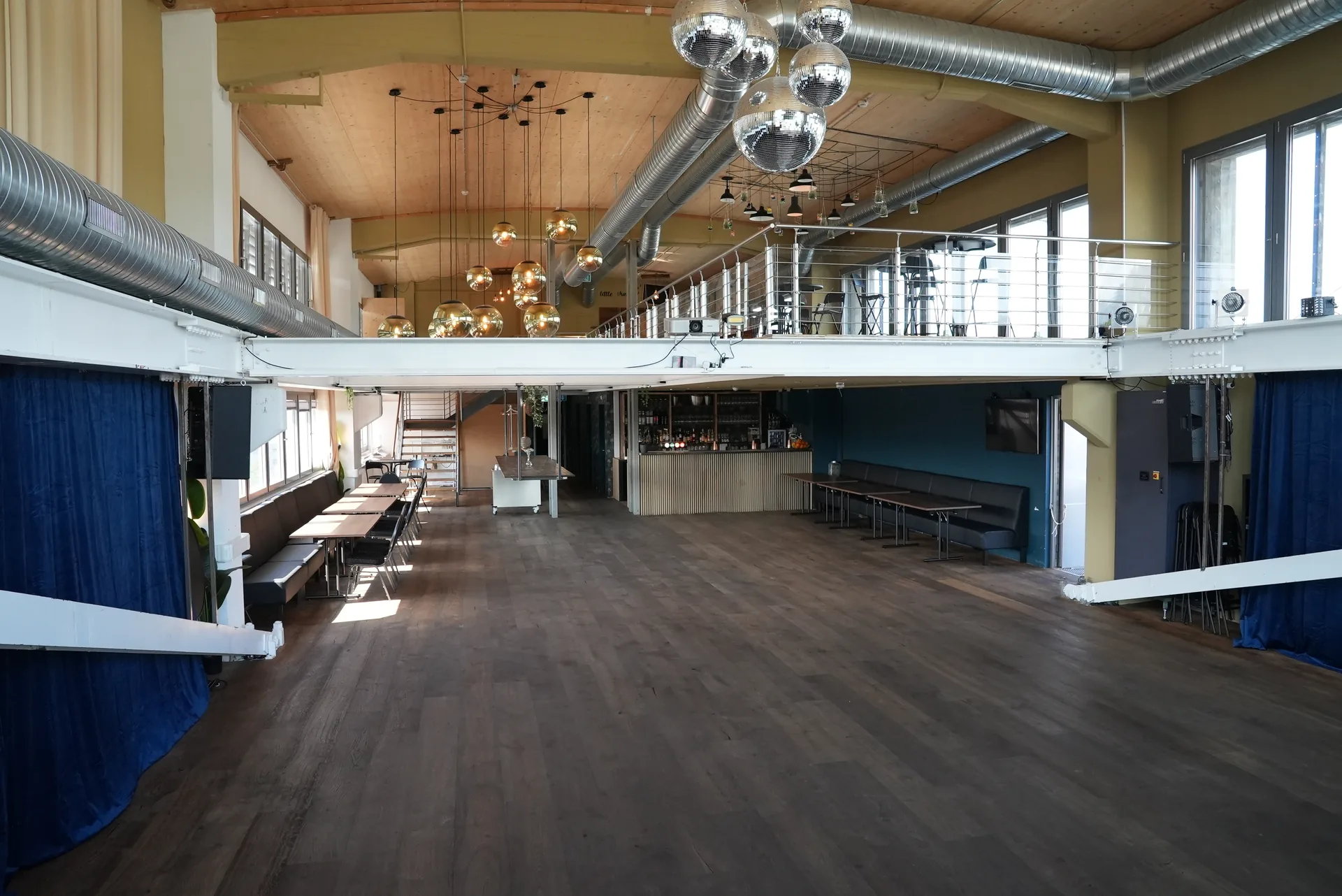 Leerer Saal von PEARL Event in Winterthur bei Tageslicht, bereit für eine Generalversammlung
